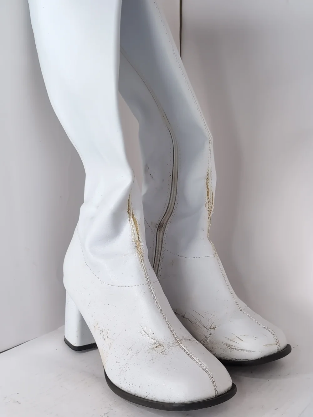 Pre-Loved White Go Go Boots